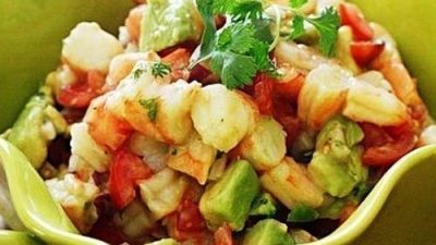 Мексиканский салат из креветок и авокадо
