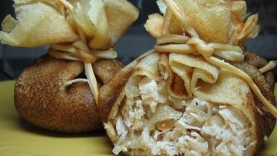 Мешочки из блинов с начинкой из куриного мяса