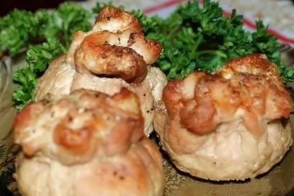 Мешочки из свинины с маринованными грибами