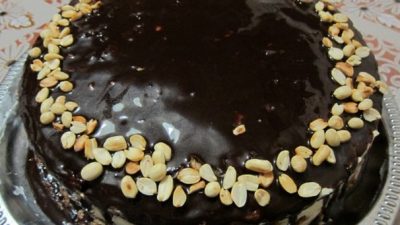 Многослойный вафельный торт со сгущенкой и шоколадом
