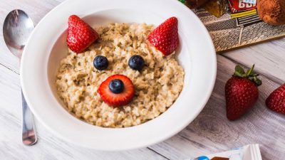 Молочная овсяная каша с медом и ягодами