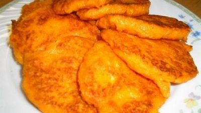 Морковные оладьи  со сметаной и сыром
