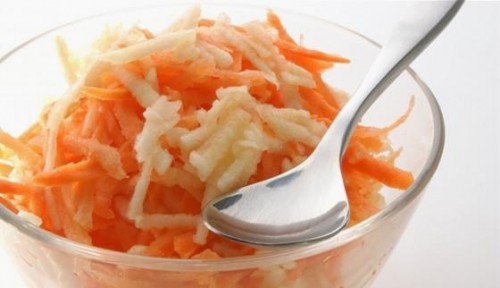 Морковный салат со сметаной, сахаром и яблоком