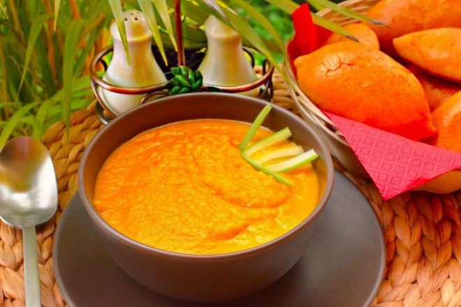 Морковный суп-пюре с сельдереем и чесноком