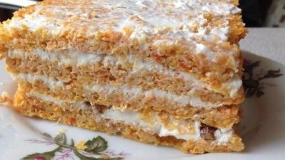 Морковный торт с творожным сыром и грецкими орехами