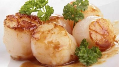 Морские гребешки в лимонном соусе на сковороде