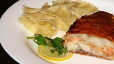 Морской окунь с креветками в духовке