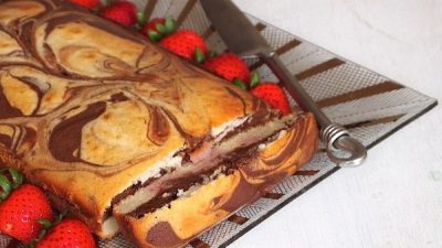 Мраморный воздушный пирог с клубничным соусом