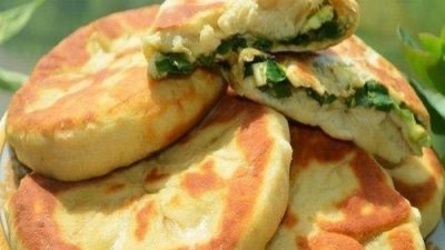 Мягкие пирожки на кефире с луком и яйцом