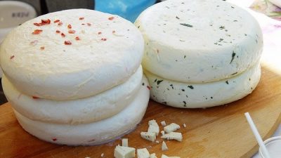 Мягкий домашний сыр со специями