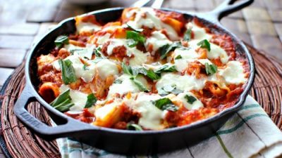 Мясная лазанья в сковороде