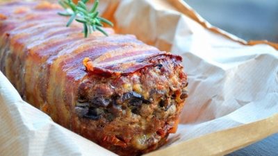 Мясная запеканка в беконе с грибами