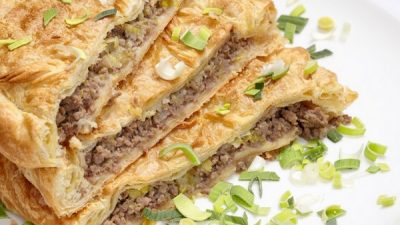 Мясной пирог на слоеном тесте