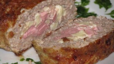 Мясной рулет с начинкой из сыра и ветчины