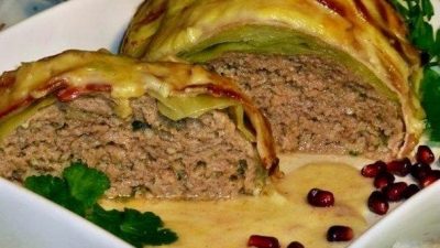 Мясной рулет в сливочно-сырном соусе