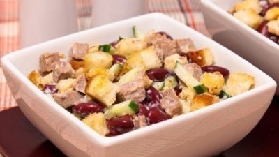 Мясной салат с фасолью и сухариками