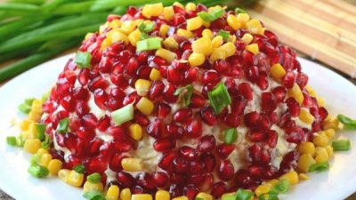 Мясной салат с гранатом и кукурузой