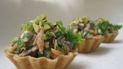 Мясной салат с яблоком в корзиночках