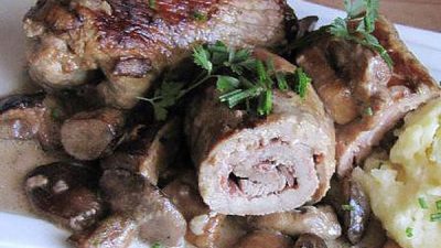 Мясные рулеты с чесноком в грибном соусе