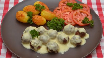 Мясные шарики из говяжьего фарша в сливочном соусе