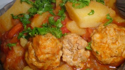 Мясные тефтели с картофелем и перцем