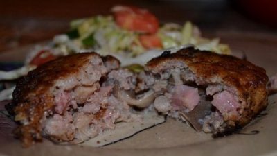 Мясные зразы с начинкой из ветчины и грибов