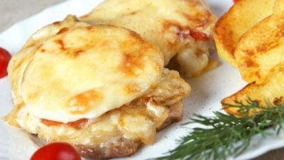 Мясо по-французски с помидорами