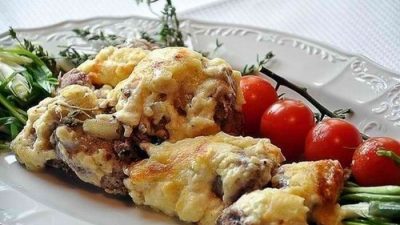 Мясо по-французски со сливками и пармезаном