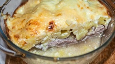 Мясо по-капитански с сыром под соусом бешамель