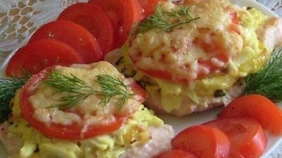 Мясо, запеченное с помидорами, кабачками и сыром