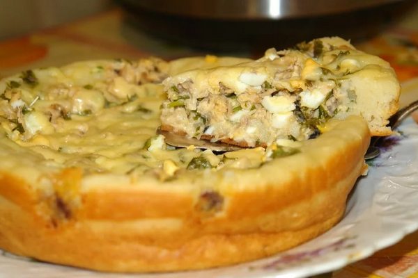 Наливной пирог с зеленью и рыбной консервой