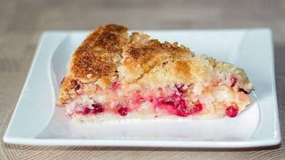 Насыпной яблочный пирог с брусникой
