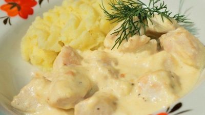 Нежное куриное филе в сметане с чесноком