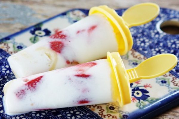 Нежное мороженое из йогурта с фруктами