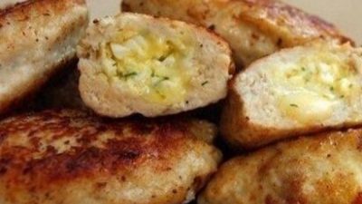 Нежные куриные котлеты с сырной начинкой
