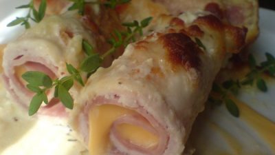 Нежные рулетики из куриной грудки с ветчиной