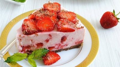 Нежный йогуртовый торт с клубникой без выпечки