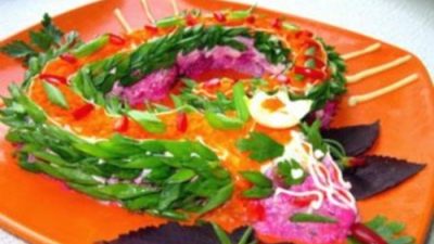 Новогодний салат «Овощная змейка»