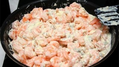 Очень вкусные креветки под сливочным соусом