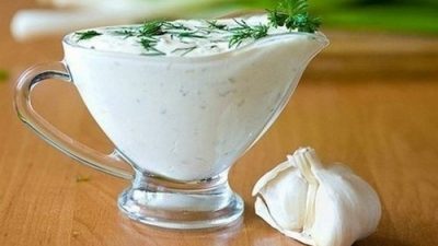 Огуречный белый соус с зеленью