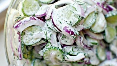 Огуречный салат с красным луком в сметанном соусе