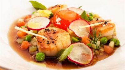 Окрошка с лососем и гребешками