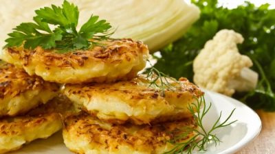 Оладьи из цветной капусты с морковью и орехами