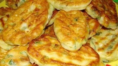 Оладьи на кефире с зеленым луком и яйцом