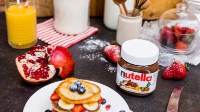 Оладьи с бананами, клубникой и нутеллой