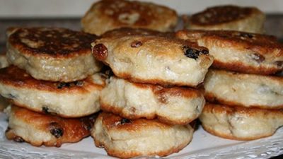 Оладьи с изюмом и сушеными яблоками