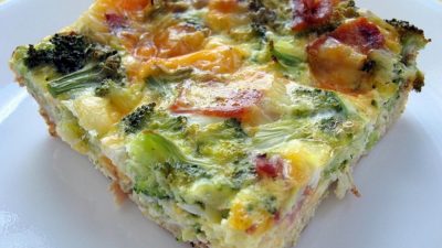 Омлет с брокколи, морковью и горошком