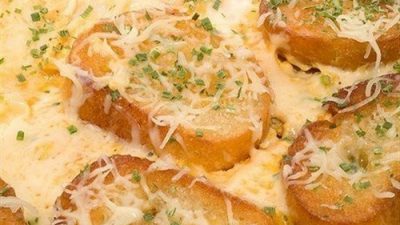 Омлет с грюйером, чесноком и сухариками