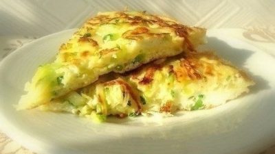 Омлет с кабачками и зеленью на завтрак