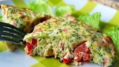 Омлет с помидорами, горошком и цветной капустой